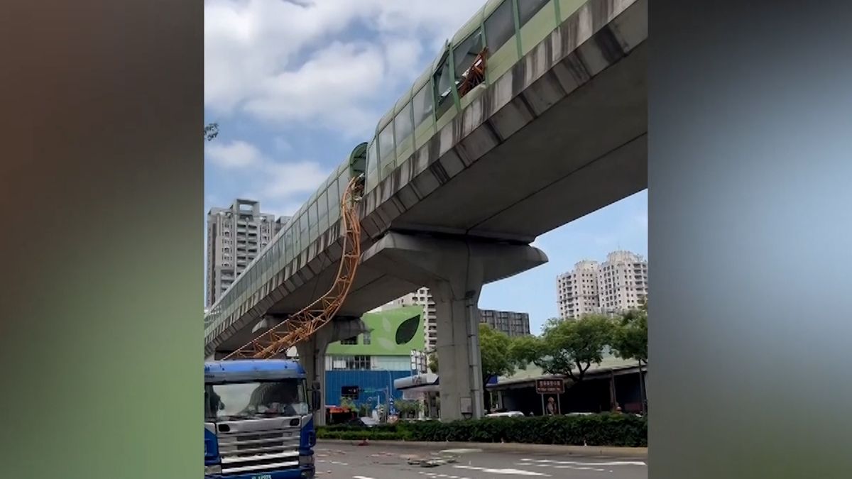 V Tchaj-wanu se zřítilo z výškové budovy na metro rameno jeřábu. Jedna žena zemřela